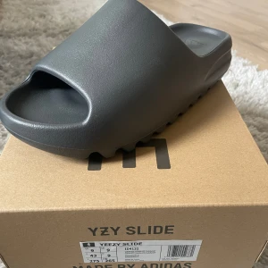 Yeezy slides granit - Helt nya  Passar mindre, 42 ca 