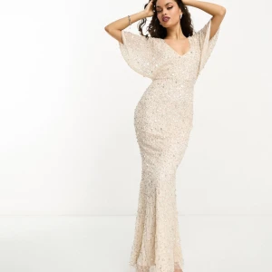 Festklänning  - Hej! Söker denna klänningen i storlek 36! Då den är slutsåld på hemsidan. Hör gärna av dig om du har en du vill sälja. 