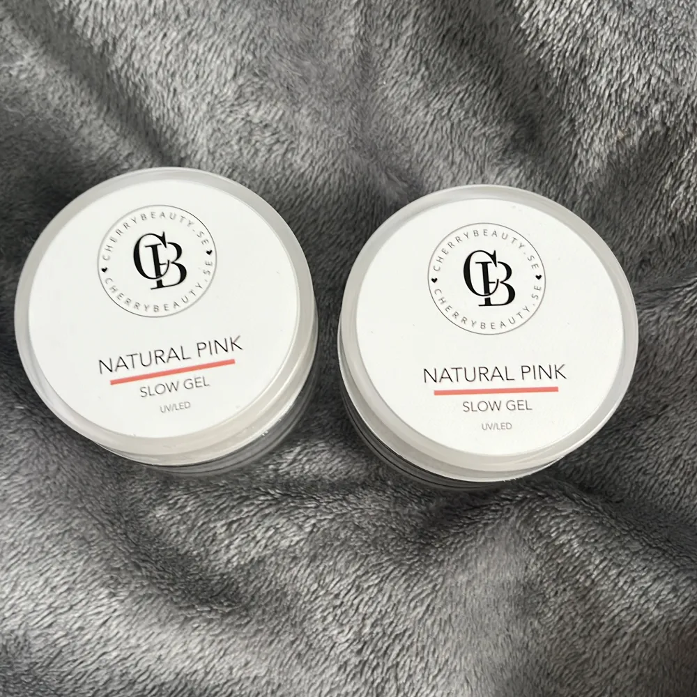 30 g. Båda är samma färg natural pink. Köpte för en vecka sedan för 300 kr styck. Ena burken är öppnad och testad på en nagel. Och den andra burken är oöppnad. Båda burkarna för 400 istället för 600 . Skönhet.