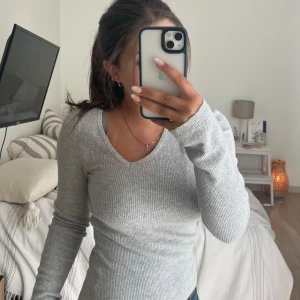 Bik bok tröja - Grå tröja från bikbok i storlek xs. Nästan aldrig använd. Priset kan duskuteras ☀️🤗