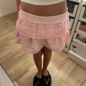 rosa volang kjol -  Den har förmodligen slutat säljas eftersom jag inte hittar den online, men har för mig att den kosta runt 450+frakt/tull eftersom den är beställd från usa,Inga defekter💕💕