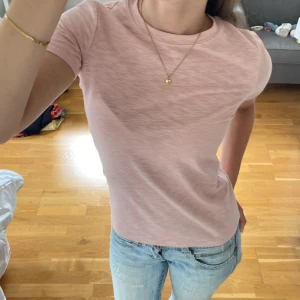 Rosa t-shirt - Säljer denna supersöta rosa t-shirten då den inte kommer till användning💓storlek 38 men sitter mer som en XS/S 💌skriv om ni har några frågor!!