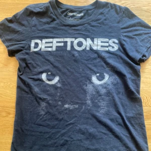 Deftsones tröja - Jätte snygg deftsones tröja som inte går att få tag på längre🫶🏻🫶🏻, den sitter jätte fint och är i jättebra skick🙌🏻