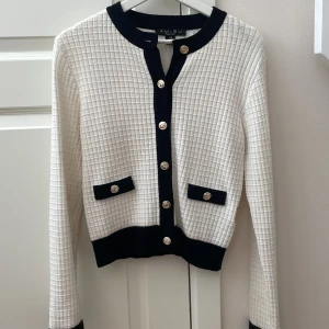 Kofta/tröja - Säljer då den inte kommer till användning. Bra skick! 