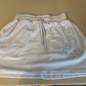 Kjol - Detta är en kjol som inte kommer till användning och jag vill gärna bli av med den. Den har handduks material.