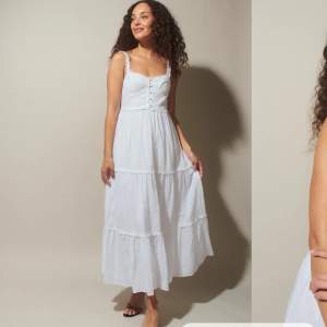 Ginatricot trim maxi dress, lappar kvar. Storlek XS. Slutsåld. Funderar på att sälja då jag har för mycket kläder. Väldigt efterfrågad. nån liten defekt från när jag köpte den men inget man tänker på, skriv för bild/info