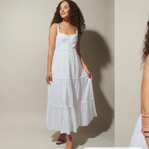 Ginatricot trim maxi dress - Ginatricot trim maxi dress, lappar kvar. Storlek XS. Slutsåld. Funderar på att sälja då jag har för mycket kläder. Väldigt efterfrågad. nån liten defekt från när jag köpte den men inget man tänker på, skriv för bild/info