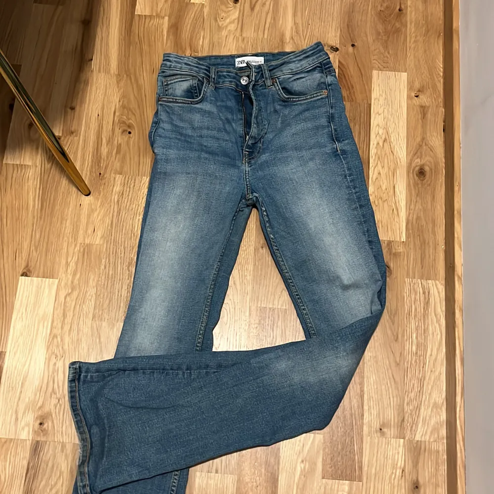 Perfekt längd för 165-170 Storlek: S/M  Sitter tajt och formar fint! . Jeans & Byxor.