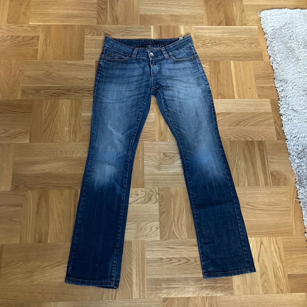 Skit snygga lågmidjade jeans från only som jag säljer då de inte kommer till användning!! Midjemått: 43cm, Innerbenslängd 77cm 💖. Jeans & Byxor.
