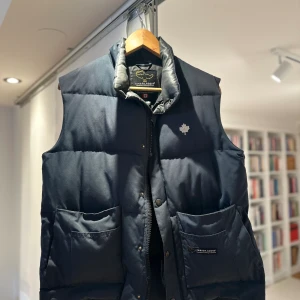 Canada goose väst - Vintage Canada goose väst. Defekter syns på sista bilden, går säkert att få bort! 