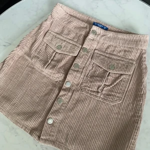 Kjol - Beige kjol i manchestertyg. Sitter jättefint, men är för liten för mig. Storlek M, men passar mer för S.