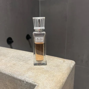 Miss dior - Miss dior roll on parfym, lite använd. Doften håller väldigt länge på kroppen💕