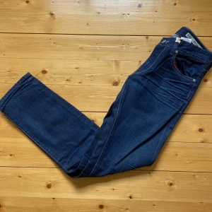 Tommy Hilfiger - Säljer ett par OANVÄNDA slim fit jeans från Tommy Hilfiger🔥| De är i W29 L32 | Vid frågor eller annat är det bara att kontakta mig 👌🏻 | Pris kan alltid diskuteras 🤝🏼|