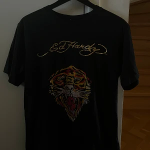 ed hardy rhinestone t shirt  - Super fin! Men inte min stil, inga defekter skriv vid frågor🌺