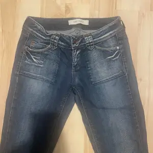 Fina jeans som säljs pga för långa.❤️Storleken står inte i byxorna men skulle uppskatta S/M