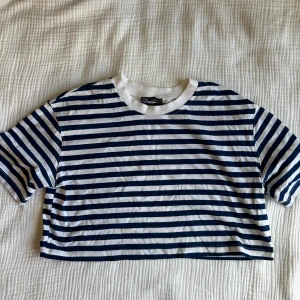 Randig topp  - Superfin randig crop top från zara. Är jättefin att ha med ett linne under! Helt oanvänd 