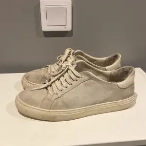 •Axel Arigato sneakers   Strl 39 men har förvånansvärt suttit bra på mig med storlek 41 på majoriteten av skor jag har men skulle väll säga att en storlek 39-40 är storleken. Utsliten färgmässigt där av priset men annars mycket kvar att ge! Mvh