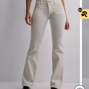 Vita low waist Flare jeans - Hej hej, nu vill jag få av mig mina vita Nelly jeans som köptes i julas, dem har inte blivit använda mycke my sedan eftersom dem är för små för mig. Dem är bra skick och är i storlek 26, dvs XS, S Ord pris 699kr. Om ni undrar något kontakta mig!
