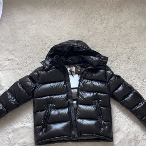 Moncler jacka  - Helt ny oanvänd storlek 2/M Moddel maya 