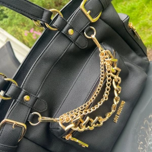 Moschino väska  - Använt vid ett tillfälle i någon timme så princip helt ny. Dustbag osv medföljer  