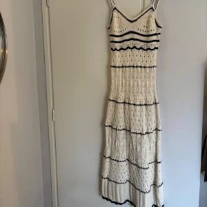 Virkad mönstrad klänning, Zara  - Jätte fin virkad/stickad klänning från Zara. Storlek S, använd 1 gång. Jätte bra skick ☺️ köpt för längesen men tror ordinarie pris var 399kr