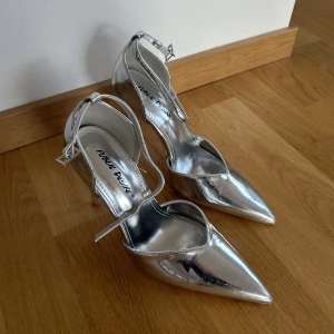 Klackskor  - Helt nya och oanvända klackar, silvriga, köpta från H&Ms hemsida 