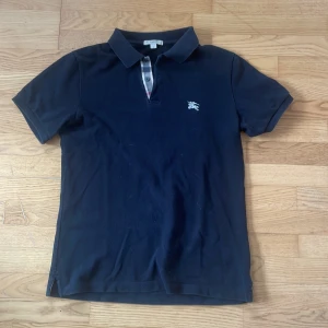 Burberry piké - Burberry piké helt ok skick, lite nopprig men inga synliga defekter. Köpte på Vinted. Skriv gärna för fler bilder eller frågor  🙌