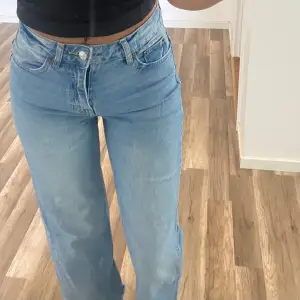 Ett par fina jeans från lager 157 i modellen Lane💗 korta på mig som är ca 1,70💗