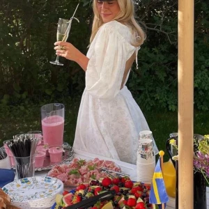 Studentklänning - Säljer min älskade studentklänning pga att jag behöver pengar. Den är sååå fin och unik. Köpt på en hemsida utomlands för 900kr plus tull. Använd en gång och inga defekter alls! 