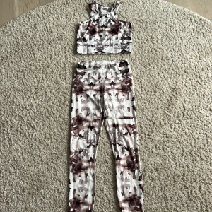 Stronger - Träningstights med tillhörande topp från Stronger i nyskick