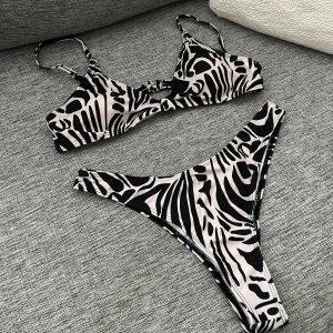 Mönstrad bikini + byxor  - Oanvänd somrig bikini med matchande byxor🍓