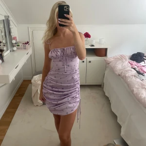 Adoore klänning  - Lila adooreklänning med blommor på 💜 Finns slitage, skriv för bilder 