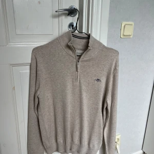 Gant Half zip (aldrig använd) - Säljer nu min gant halfzip som jag aldrig har använt. Prislappen sitter kvar. Nypris 1300. Storlek S. Kom med bud! Tveka inte o skriv!