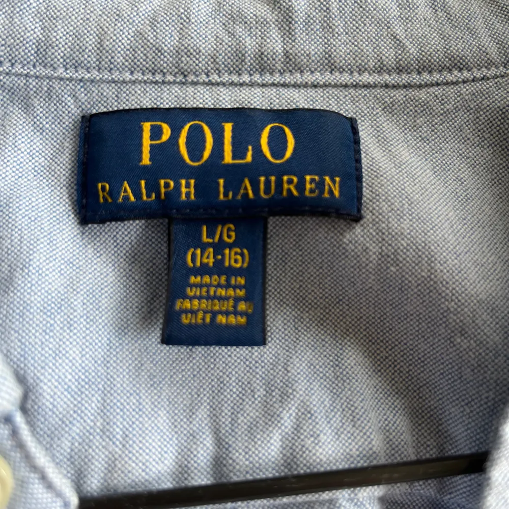 Säljer en Ralph lauren skjorta som endast är använd ett fåtal gånger! Storleken är 14-16 år. Om det är något ni undrar så är bara att fråga.. Skjortor.