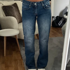 Lågmidjade raka Nelly jeans - Fina lågmidjade jeans från Nelly som är i jättebra skick då dom bara är använda två gånger! Säljer pågrund av dom inte kommer till användning längre. Jag tror att nypriset var runt 500/600kr. Priset kan alltid diskuteras och skriv för fler bilder!❤️❤️