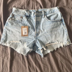 Jeansshorts levi’s - Levi’s shorts från sellpy. Aldrig använt för de var för stora.