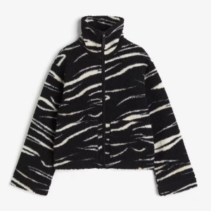 Teddy jacka - Säljer den här Teddy jackan från HM som är helt slutsåld