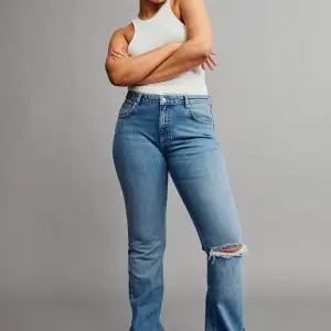 Populära bootcut jeans från Gina i strl 42 som är för stora på mig. Jag är ca 170 och de är väldigt bra i längden. 