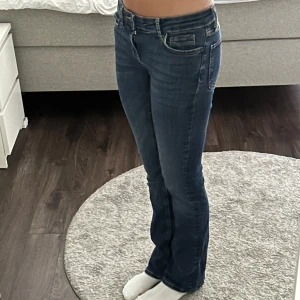 Low waist bootcut jeans - Jättefina low waist bootcut jeans från Zara. Använda väldigt sparsamt och har inga märkbara defekter. Säljer då de tyvärr inte kommer till användning längre🫶🏼💗☺️ Jag är 170cm💕