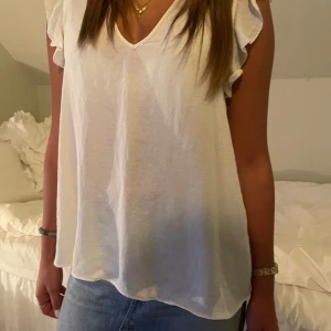 Blus - Såå söt blus/topp🥰 volanger på sidan och är super för en fin sommardag💗