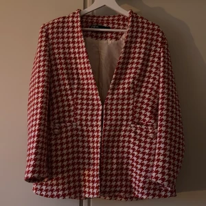 Kavaj - Supersnygg kavaj med hundtandsmönster. Har fina små knappar på fickorna