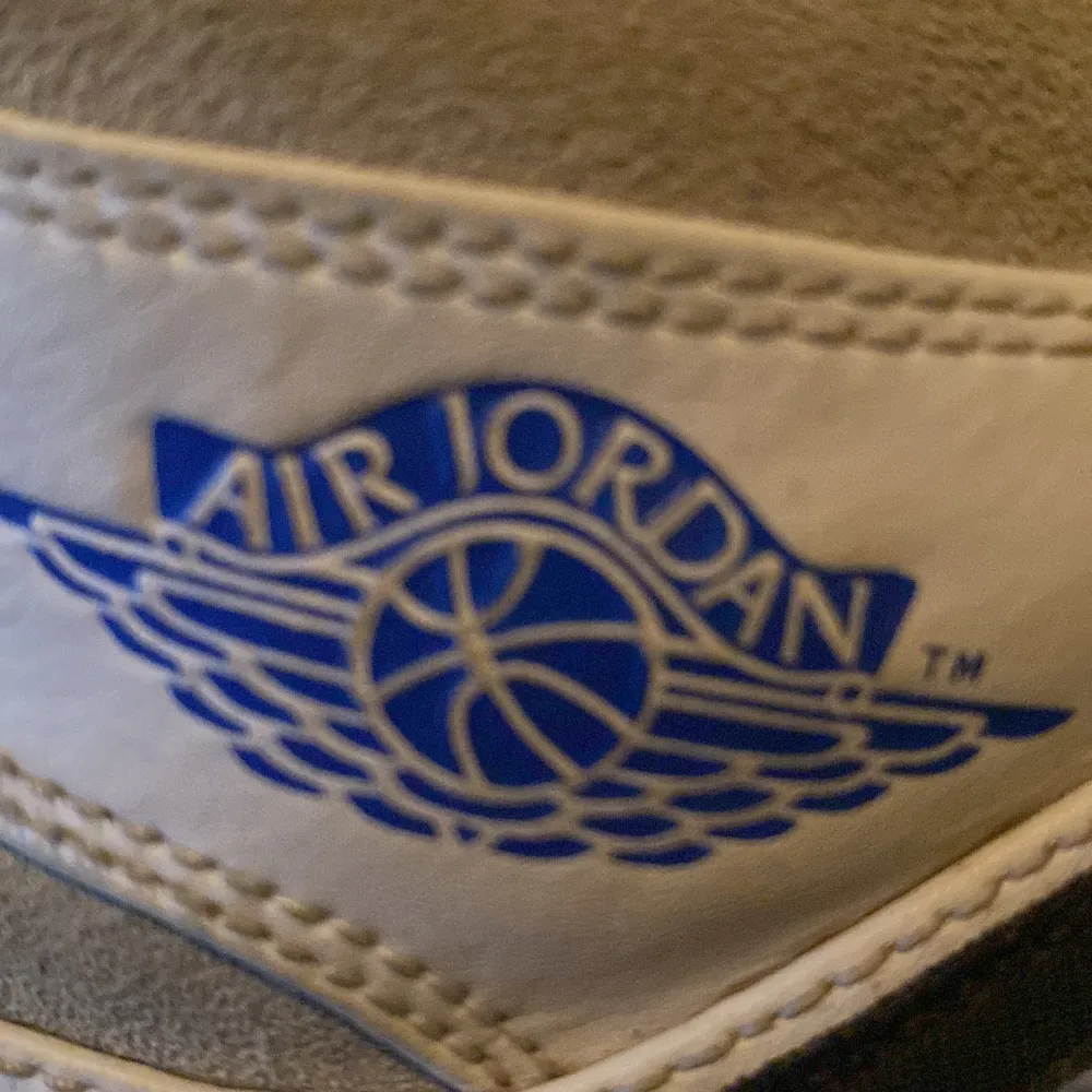 Hej! Säljer ett par Jordan 1s som är sparsamt använda och i hyfsat bra skick. Självklart är skorna äkta. Nypris ligger runt 3000kr. Priset kan diskuteras. Hör av er vid frågor eller om ni vill ha extra bilder👍. Skor.