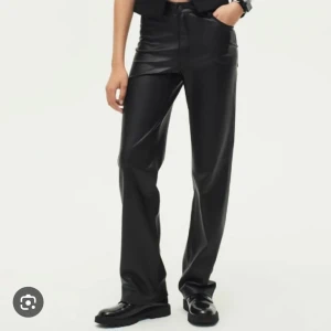 Skimnbyxor Raka Från Zara - Säljer dessa skinnbyxor från Zara, som  har använts 3-4 ggr. . Passar även perfekt för dem med storlek 38 pga stretchiga materialet. De har en medelhög midja + framhäver figuren. Pris kan diskuteras, personen står för frakt. Ord pris: 400kr