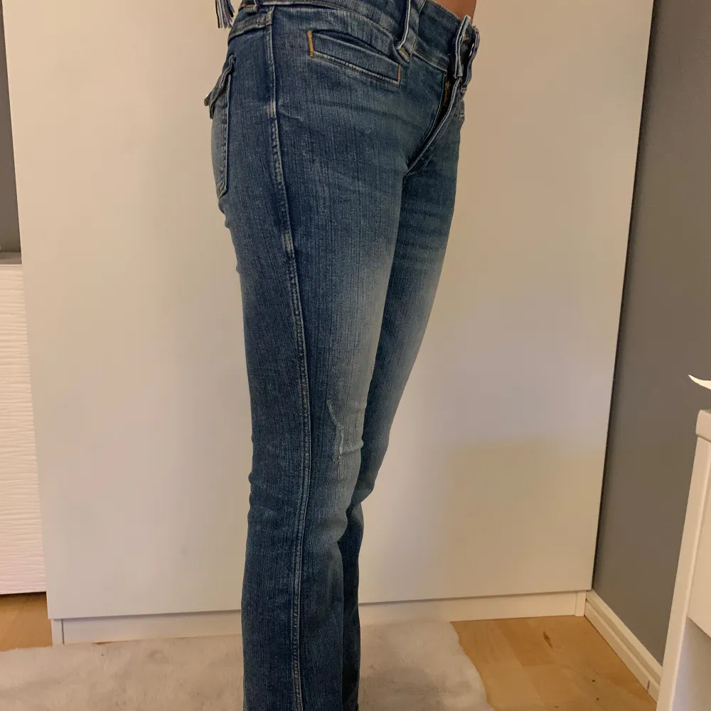 Jag säljer min bootcut low waist jeans från hm💕 dom har knapp fickor där bak och raka fickor där fram som ni kan se i bilden💕💕 dom har också två knappar högst upp💕 skriv till mig om ni är intresserade💕. Jeans & Byxor.