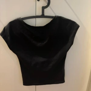 Topp med öppen rygg - Ny topp använd en gång! Storlek S! 