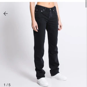 Lågmidjade jeans - Bra skicka, lågmidjade jeans, lite slitna längst ner på byxorna 