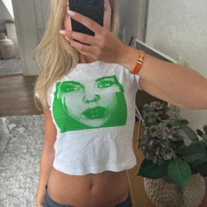Tshirt med tryck  - Cool cropped tshirt med tryck, liten i storleken 