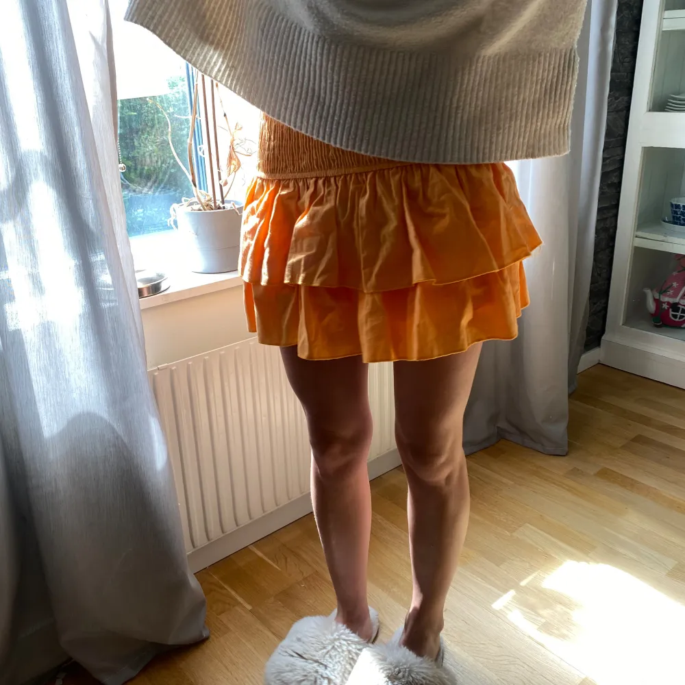 Orange volange kjol ifrån meet me there med inbyggda shorts🧡🙌. Kjolar.