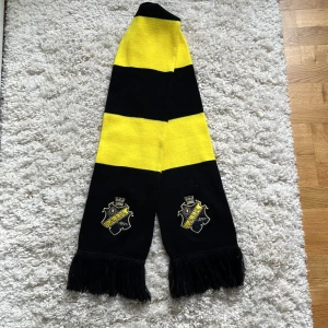AIK halsduk  - Aik halsduk, aldrig använd säljer pga har alldeles för många likadana  Nypris 249kr Pris kan diskuteras vid snabb affär!❤️