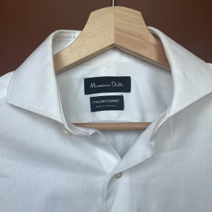 Vit skjorta  - Vit skjorta från Massimo Dutti. I mycket fint skick! Kostymskjorta. 